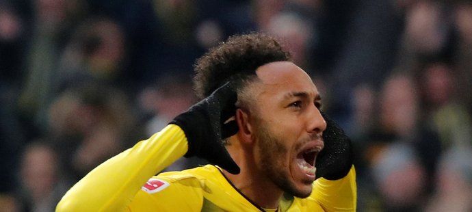 Útočník Dortmundu Pierre-Emerick Aubameyang slaví branku proti Schalke