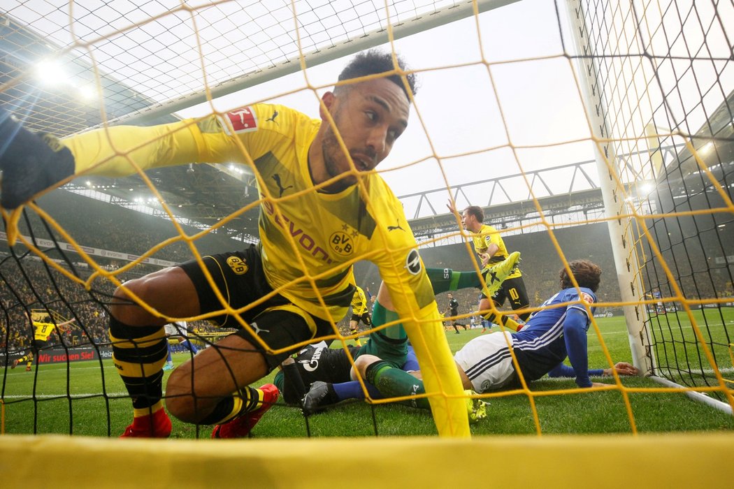 Kanonýr Borussie Dortmund Pierre-Emerick Aubameyang krátce poté, co proti Schlake vstřelil branku