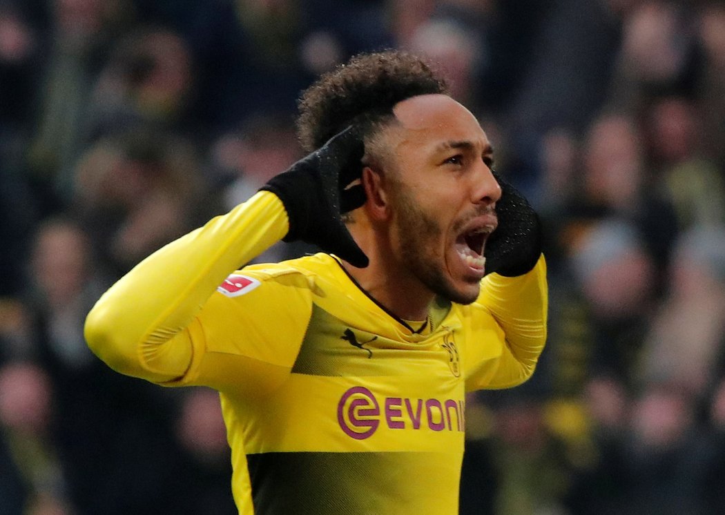 Útočník Dortmundu Pierre-Emerick Aubameyang slaví branku proti Schalke