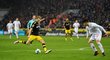 Andre Schürrle střílí vítězný gól Dortmundu na 3:2 v zápase proti Kolínu nad Rýnem