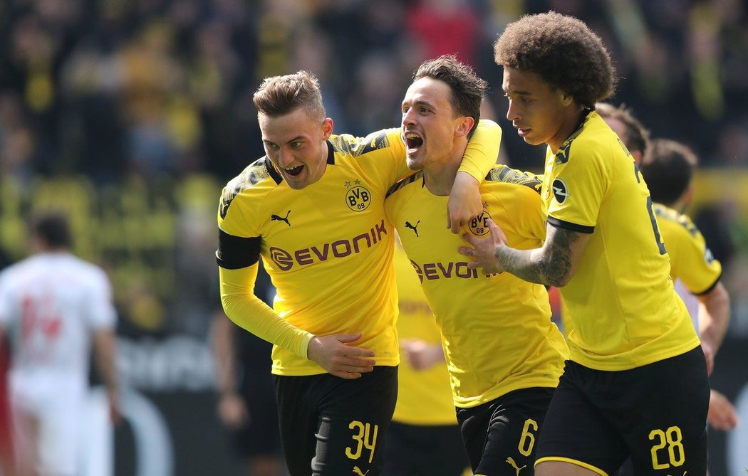 Fotbalisté Dortmundu porazili Düsseldorf 3:2 a živí naději na titul. Na první Bayern ztrácejí kolo před koncem dva body