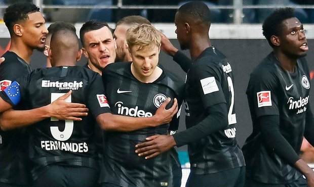 Frankfurt vyhrál popáté v řadě a už je čtvrtý.  Schalke uspělo poprvé od ledna
