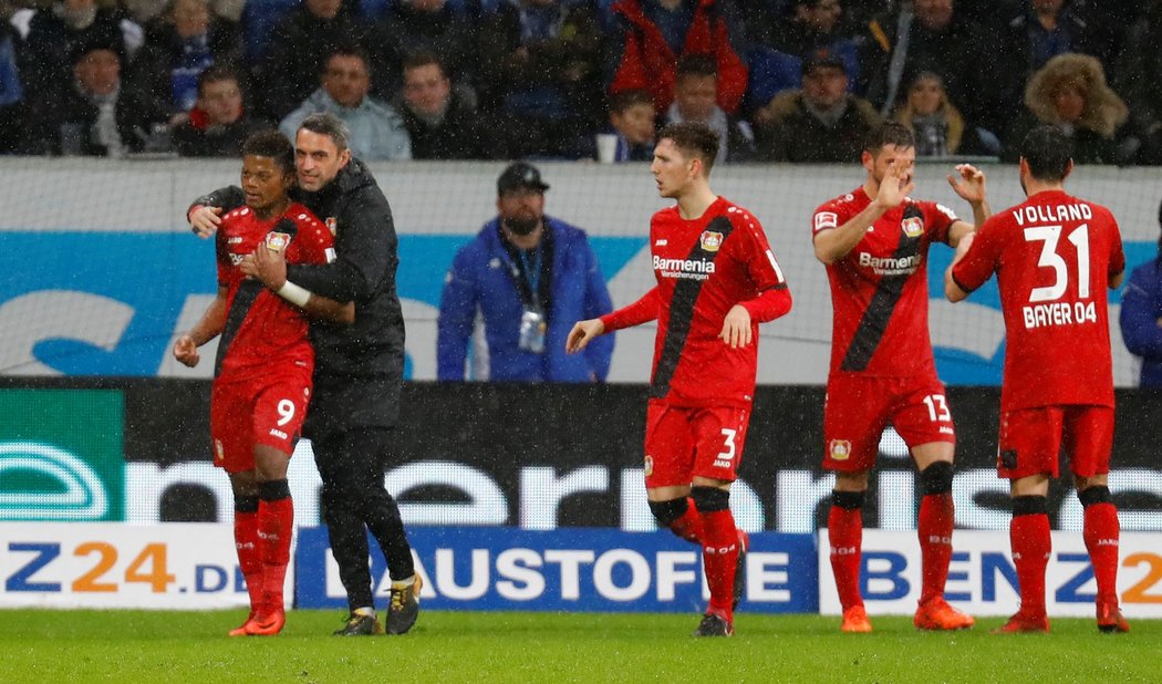 Fotbalisté Bayeru Leverkusen se radují z vysoké výhry nad Hoffenheimem