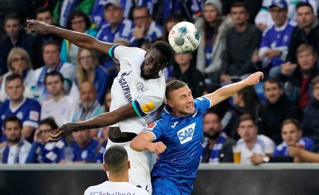 Fotbalisté Hoffenheimu porazili doma Schalke 2:0 a po 8. kole německé ligy jsou na jedenácté příčce. 