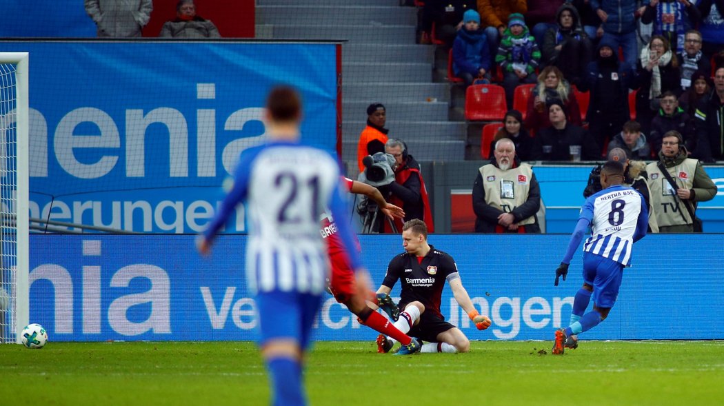 Salomon Kalou slaví druhý gól v síti Leverkusenu