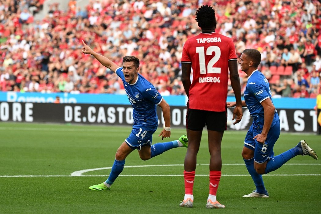 Fotbalisté Hoffenheimu slaví gól proti Leverkusenu