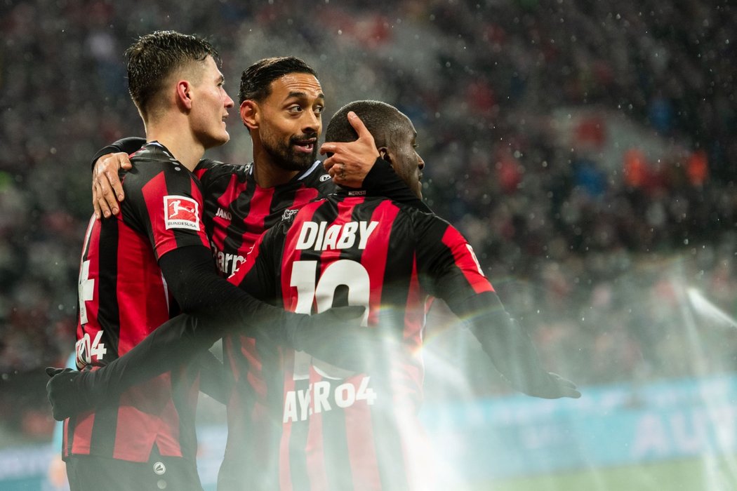 Český útočník Patrik Schick přijímá gratulace po brance za Leverkusen
