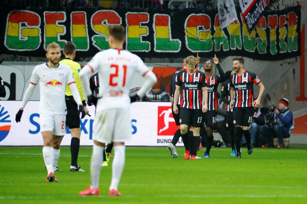 Fotbalisté Eintrachtu Frankfurt oslavují gól proti Lipsku