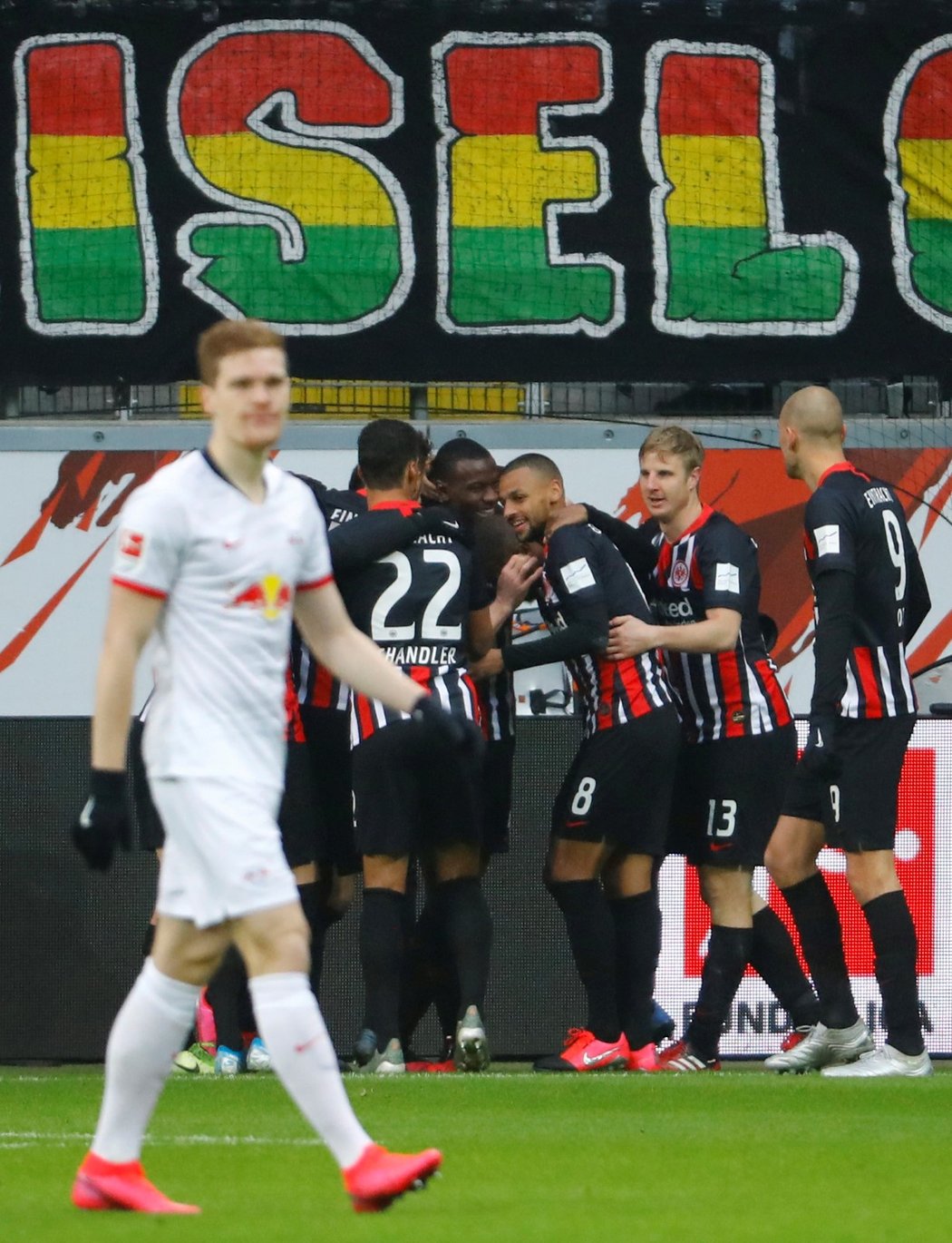 Fotbalisté Eintrachtu Frankfurt oslavují gól proti Lipsku