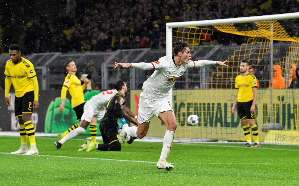 Patrik Schick se raduje z gólu, kterým vyrovnal v souboji svého Lipska s Dortmundem na konečných 3:3