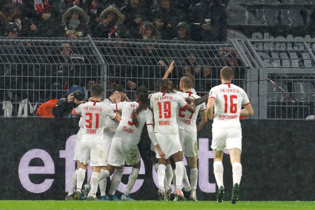 Fotbalisté Lipska oslavují gól proti Dortmundu