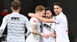 Fotbalisté Augsburgu slaví gól proti Mönchengladbachu