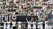 Fotbalisté Mönchengladbachu slaví vítězství nad Union Berlín před tribunou zaplněnou fotkami fanoušků