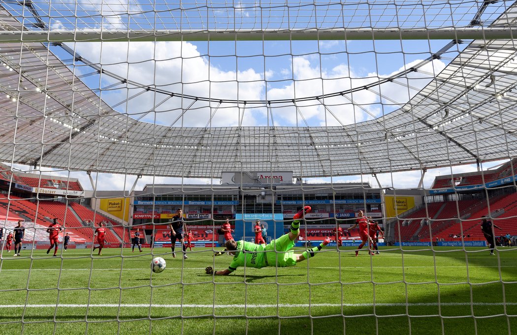 Druhý gól Bayernu v Leverkusenu, pálí Leon Goretzka