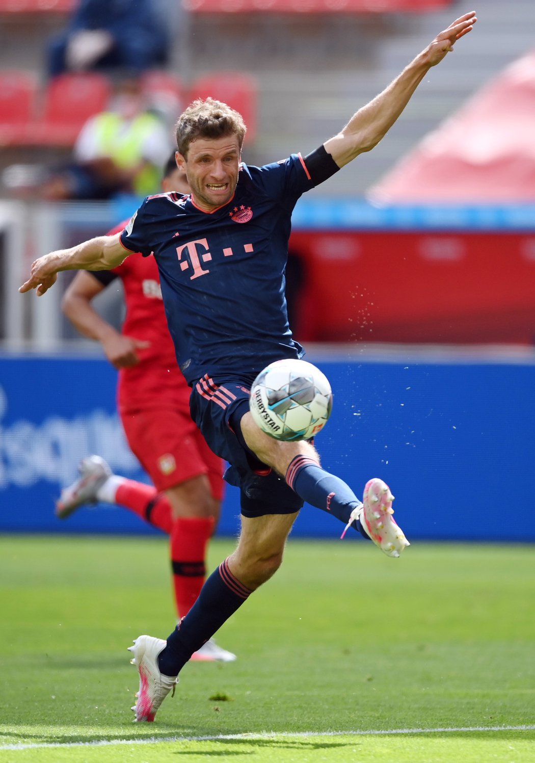 Thomas Müller v akci při obratu Bayernu v Leverkusenu