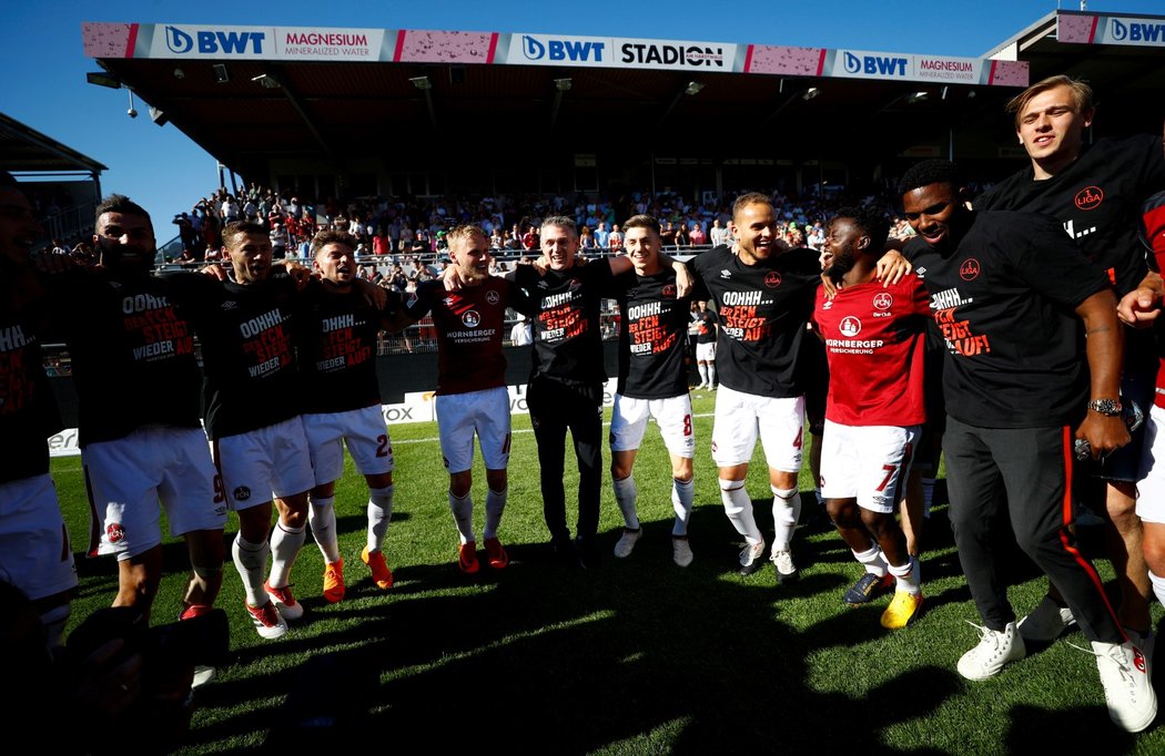 Fotbalisté Norimberku, za které hraje i český záložník Ondřej Petrák, postoupili po vítězství 2:0 v Sandhausenu kolo před koncem sezony do bundesligy