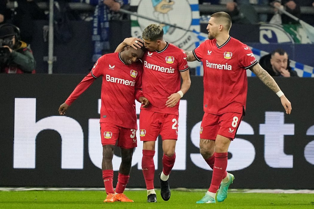Hráči Leverkusenu se radují z gólu