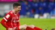 Útočník Bayernu Mnichov Robert Lewandowski po jednom ze zákroků v utkání se Schalke