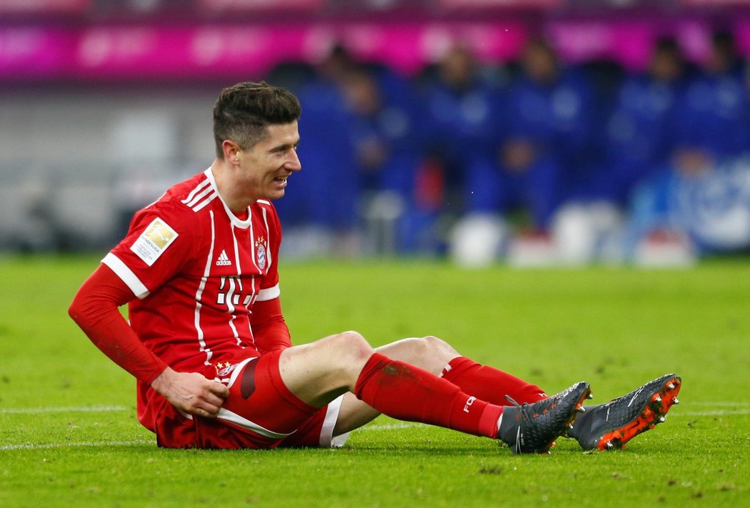 Útočník Bayernu Mnichov Robert Lewandowski po jednom ze zákroků v utkání se Schalke