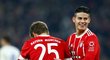 Hráči Bayernu Mnichov Thomas Müller a James Rodríguez v utkání se Schalke