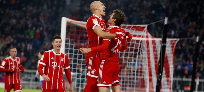 Hráči Bayernu Mnichov se radují z jedné z branek v zápase se Schalke