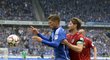 Útočník Schalke Klaas Jan Huntelaar v souboji s obráncem Hannoveru