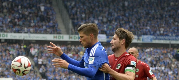 Útočník Schalke Klaas Jan Huntelaar v souboji s obráncem Hannoveru