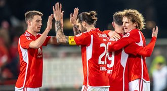 Dortmund se díky hattricku Füllkruga vrátil do čtyřky, Král u výhry Unionu