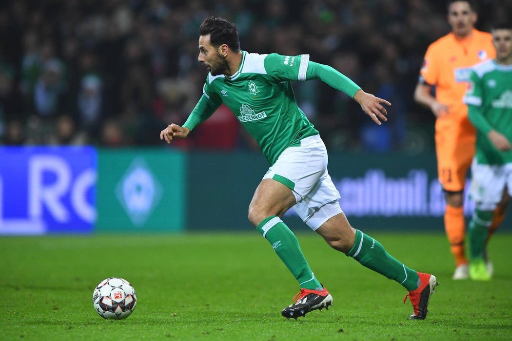 Claudio Pizarro je ve 40 letech a 136 dnech nejstarším střelcem v historii bundesligy