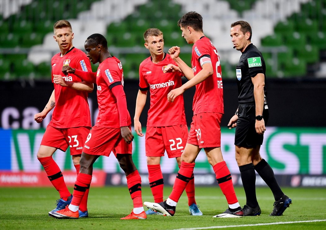 Hráči Leverkusenu slaví vstřelenou branku nad Werderem Brémy