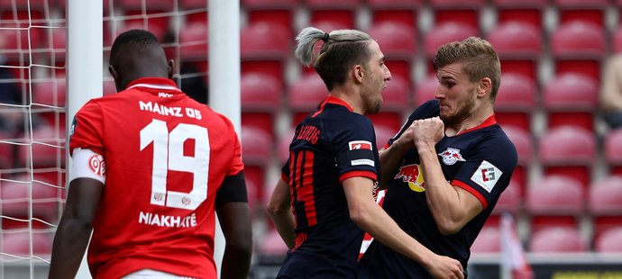 Útočník Lipska Timo Werner (vpravo) v utkání s Mohučí, ve kterém nastřílel tři branky