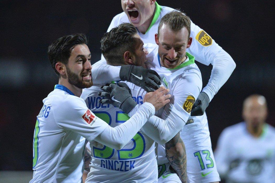 otbalisté Wolfsburgu zvítězili v německé lize na hřišti Norimberku 2:0 a bodovali ve čtvrtém utkání za sebou