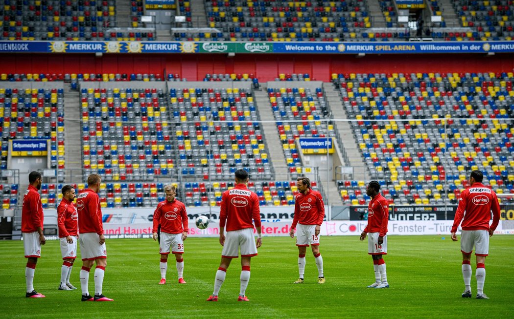 V Düsseldorfu vypadají tribuny plné aspoň na fotkách