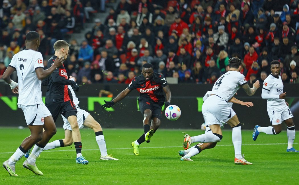 Victor Boniface střílí první gól Leverkusenu