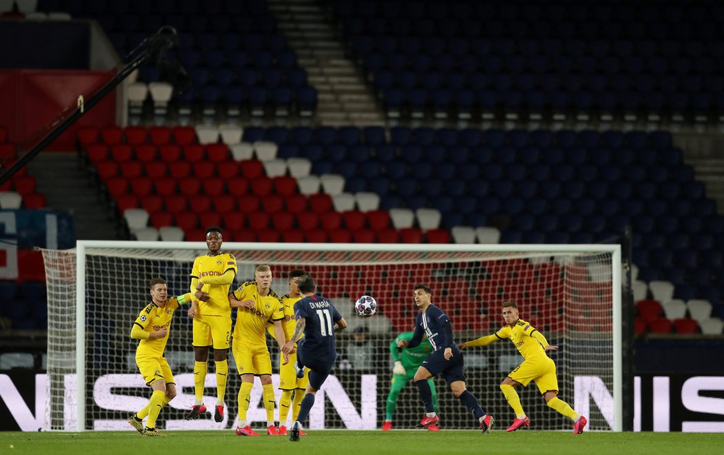 fotbal před prázdnými tribunami v Paříži