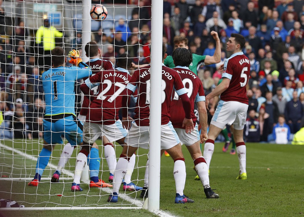 Hráči Burnley brání roh v zápase s Lincolnem