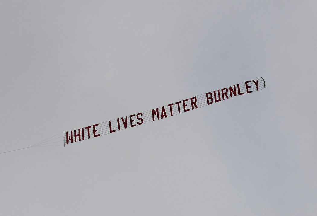 Citizens rozdrtili Burnley 5:0, po zápase se ale mnohem víc mluví o letadle nad stadionem