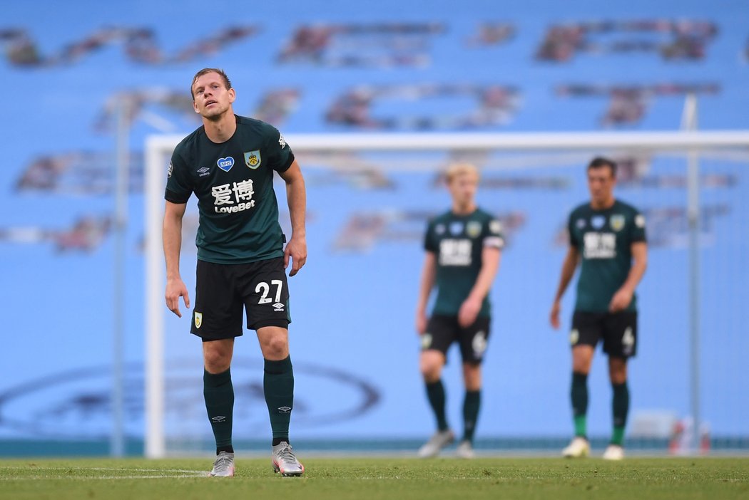 Citizens rozdrtili Burnley 5:0, po zápase se ale mnohem víc mluví o letadle nad stadionem