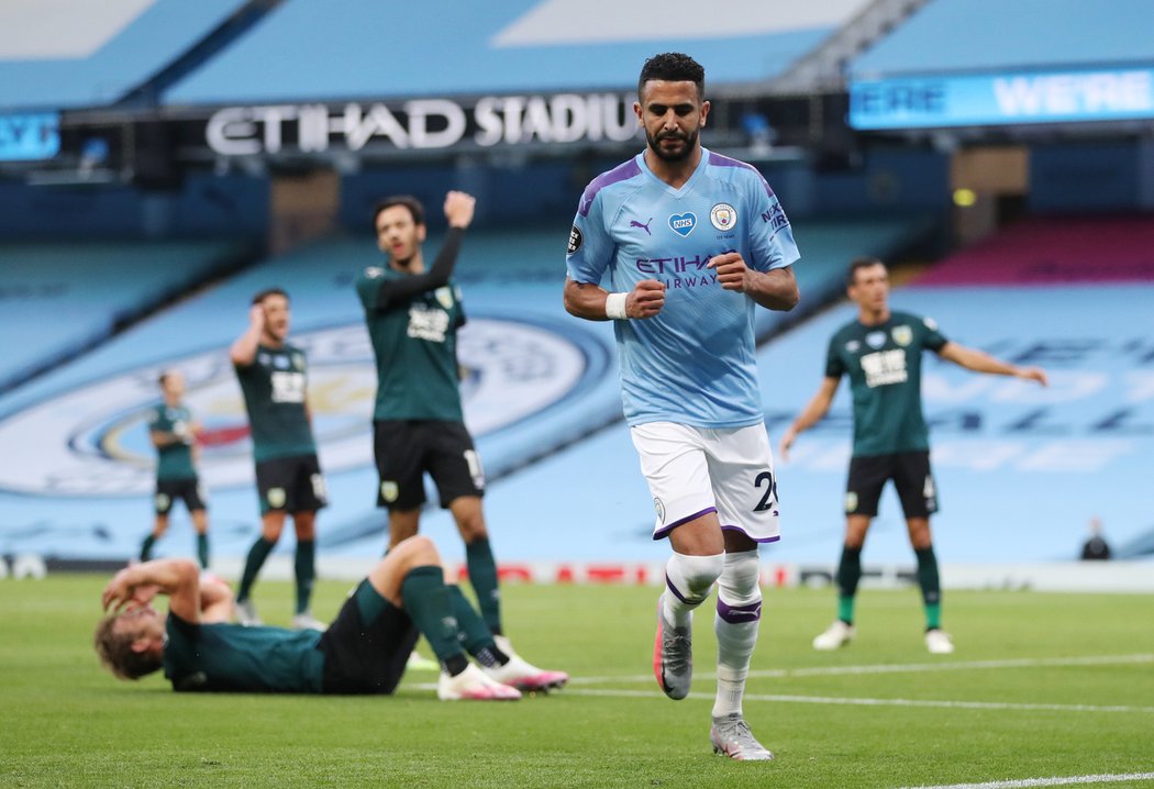 Citizens rozdrtili Burnley 5:0, po zápase se ale mnohem víc mluví o letadle nad stadionem