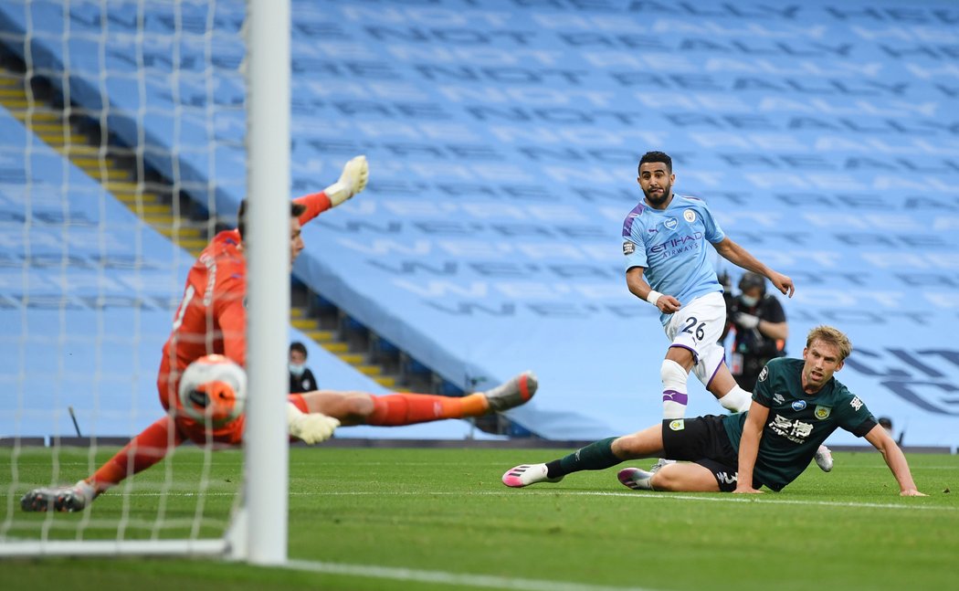 Citizens rozdrtili Burnley 5:0, po zápase se ale mnohem víc mluví o letadle nad stadionem