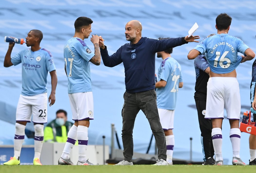 Citizens rozdrtili Burnley 5:0, po zápase se ale mnohem víc mluví o letadle nad stadionem