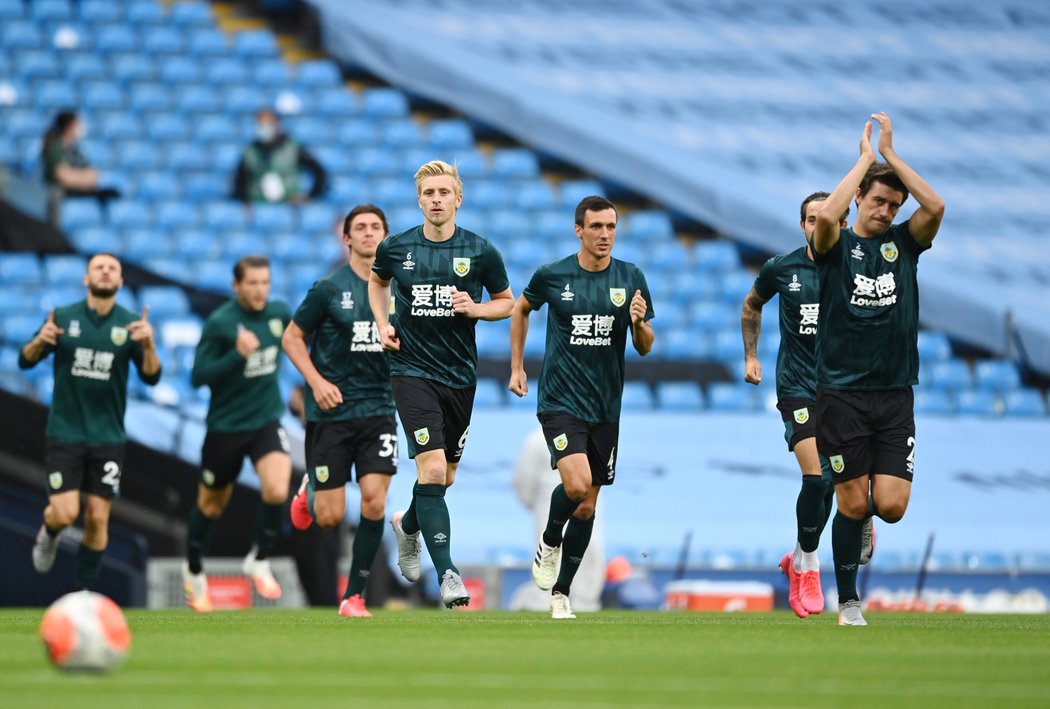 Citizens rozdrtili Burnley 5:0, po zápase se ale mnohem víc mluví o letadle nad stadionem