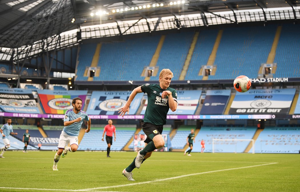 Citizens rozdrtili Burnley 5:0, po zápase se ale mnohem víc mluví o letadle nad stadionem