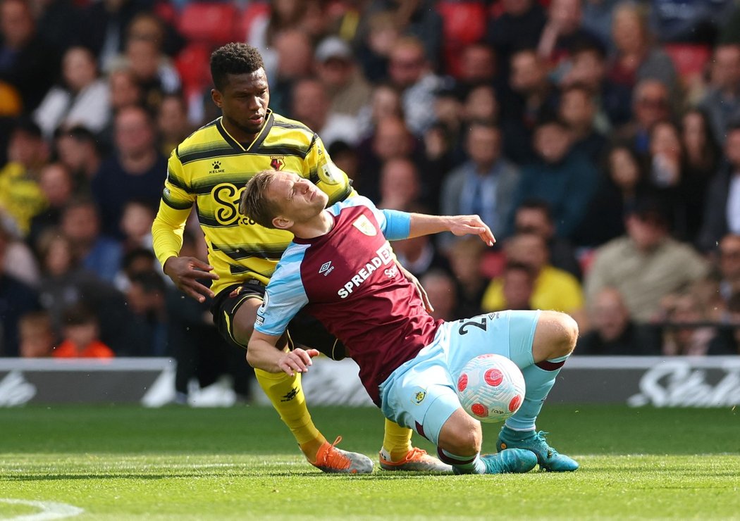 Český útočník Matěj Vydra se zranil v utkání Burnley proti Watfordu