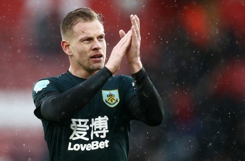 Český útočník Matěj Vydra děkuje fanouškům po výhře Burnley proti Southamptonu