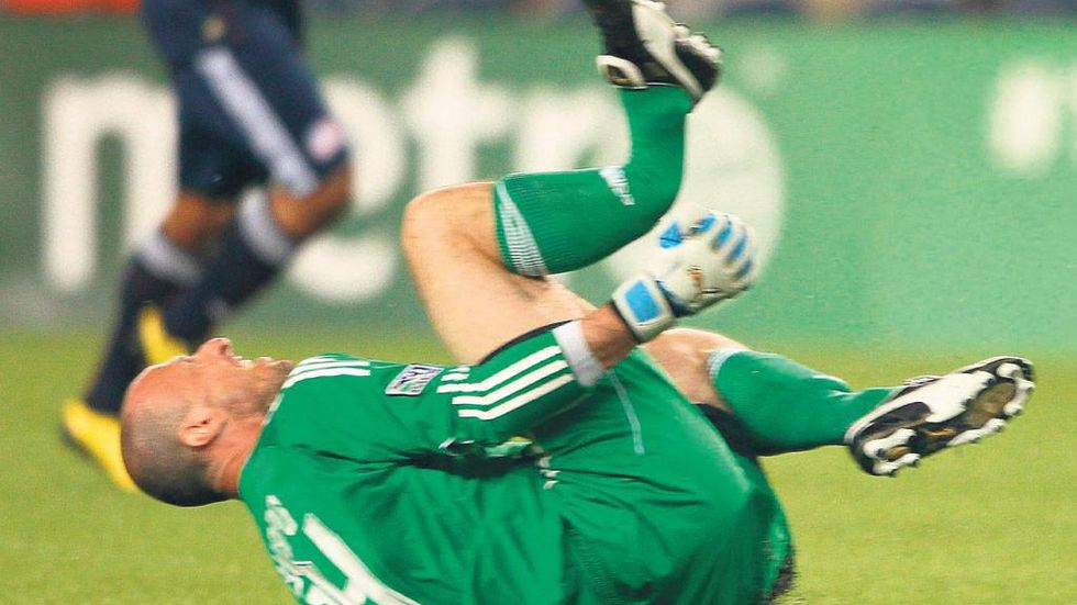 …nakonec Burpo řval bolestí a divákům se naskytl hrozný pohled na zlomeninu holenní i lýtkové kosti.