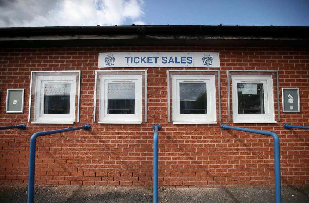 Anglický fotbalový klub Bury FC, který byl založen v roce 1885, se dostal do velké finanční krize a je na pokraji vyřazení ze soutěže a hůř, úplného zániku. Současný majitel Steve Dale je vyzýván fanoušky, aby klub prodal