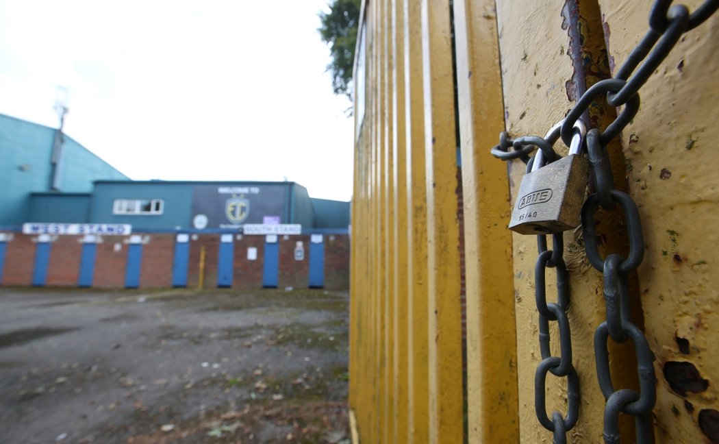 Anglický fotbalový klub Bury FC, který byl založen v roce 1885, se dostal do velké finanční krize a je na pokraji vyřazení ze soutěže a hůř, úplného zániku. Současný majitel Steve Dale je vyzýván fanoušky, aby klub prodal