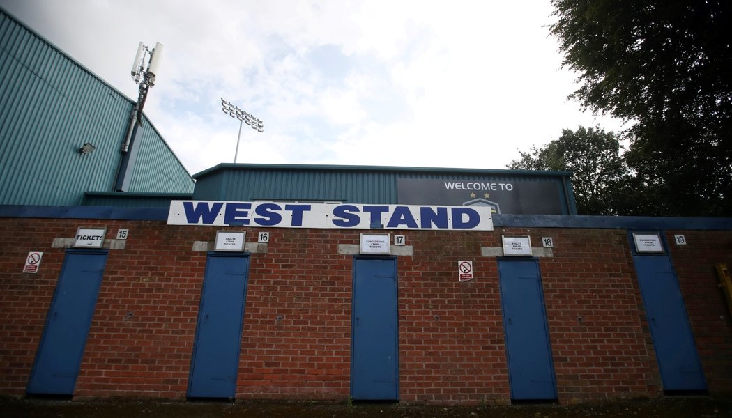 Anglický fotbalový klub Bury FC, který byl založen v roce 1885, se dostal do velké finanční krize a je na pokraji vyřazení ze soutěže a hůř, úplného zániku. Současný majitel Steve Dale je vyzýván fanoušky, aby klub prodal