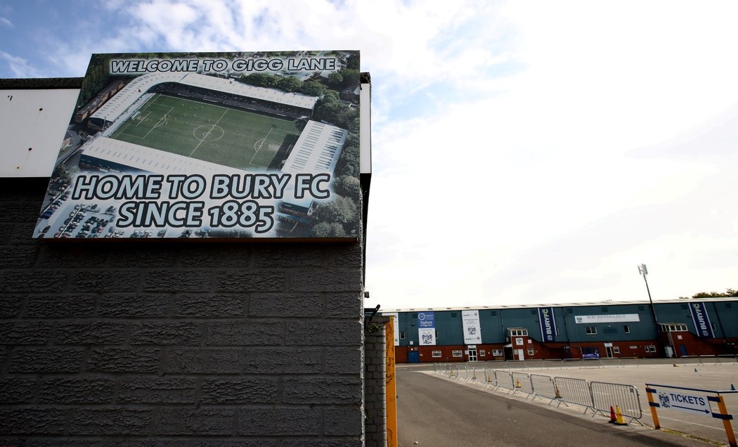 Anglický fotbalový klub Bury FC, který byl založen v roce 1885, se dostal do velké finanční krize a je na pokraji vyřazení ze soutěže a hůř, úplného zániku. Současný majitel Steve Dale je vyzýván fanoušky, aby klub prodal